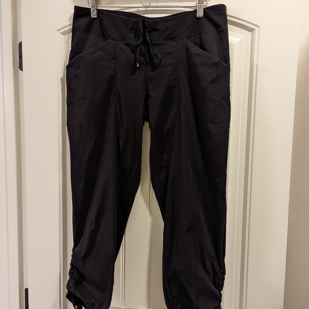 Lucy crop fitness pants (size M)